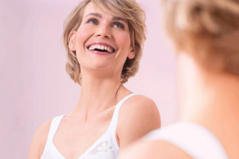 Femme souriante au Breast Care Center