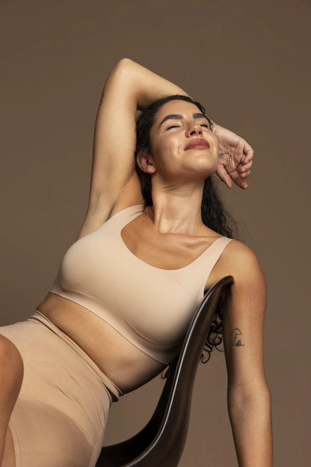 Femme assise ressentant une sensation de légèreté après une séance de madérothérapie