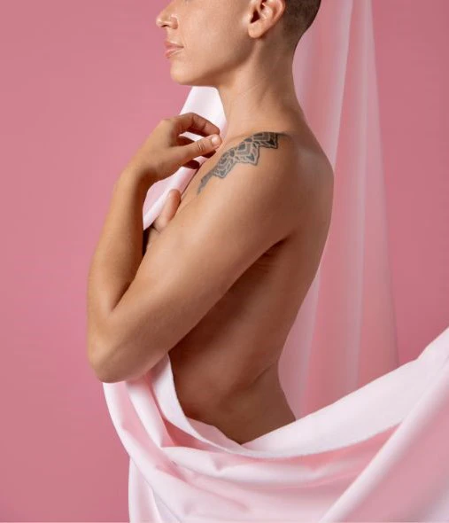 Femme souriante retrouvant confiance après atténuation des cicatrices postchirurgicales