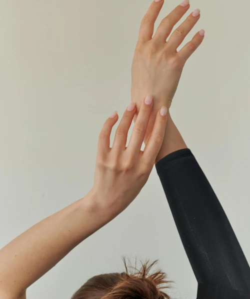 2 bras féminins, dont 1 avec un manchon