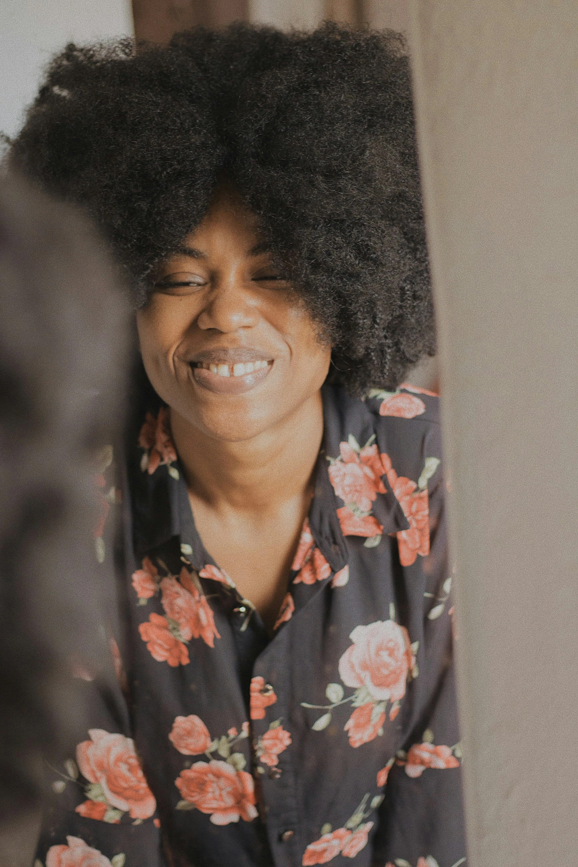 femme noire qui se regarde en souriant dans le miroir