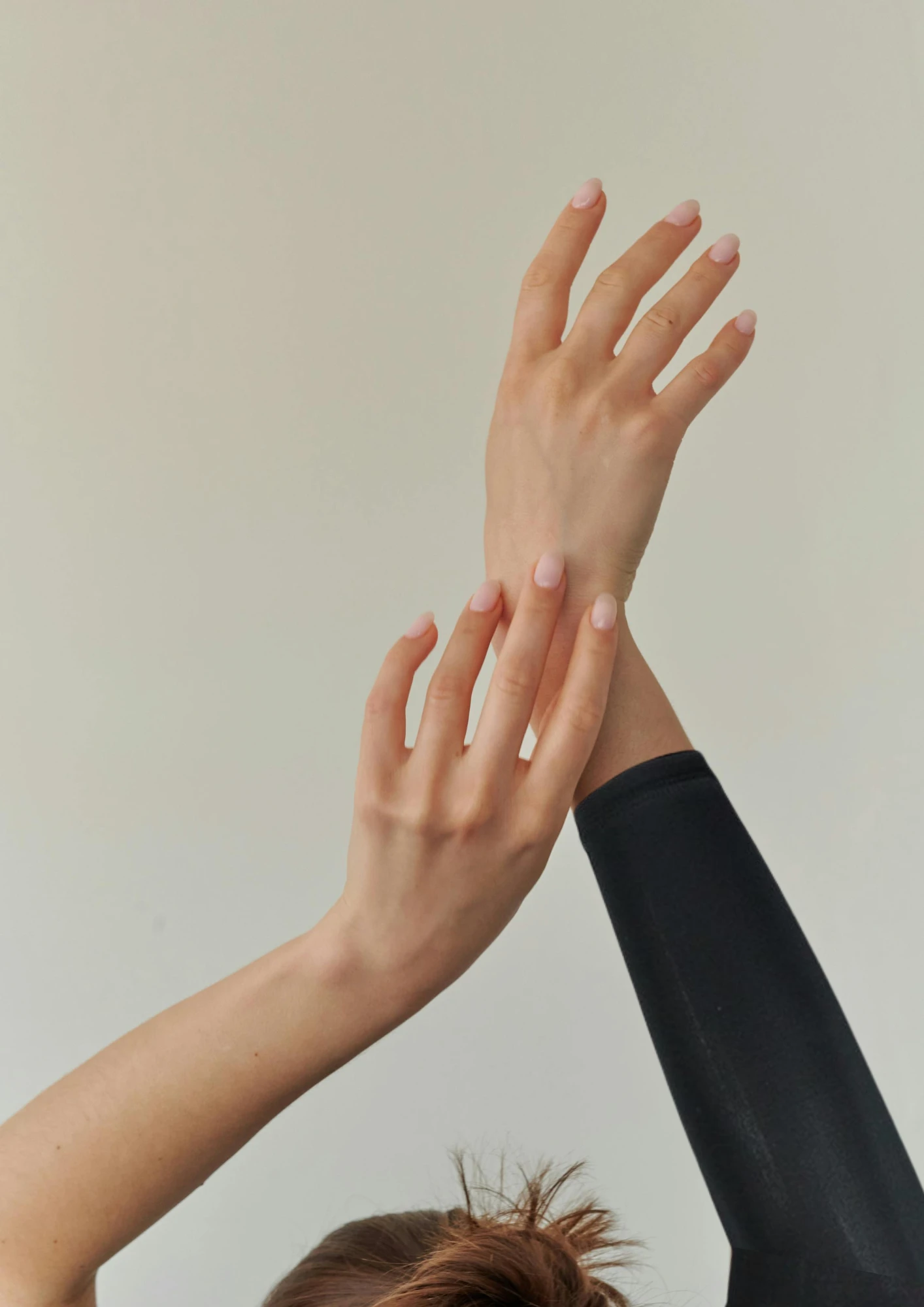 2 bras féminins, dont 1 avec un manchon