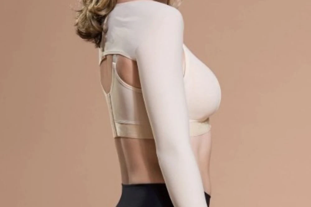 Femmes portant des manchons élastiques assurant une pression douce et continue