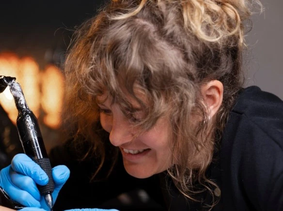 Tatoueuse spécialisée en tatouage du mamelon après reconstruction mammaire